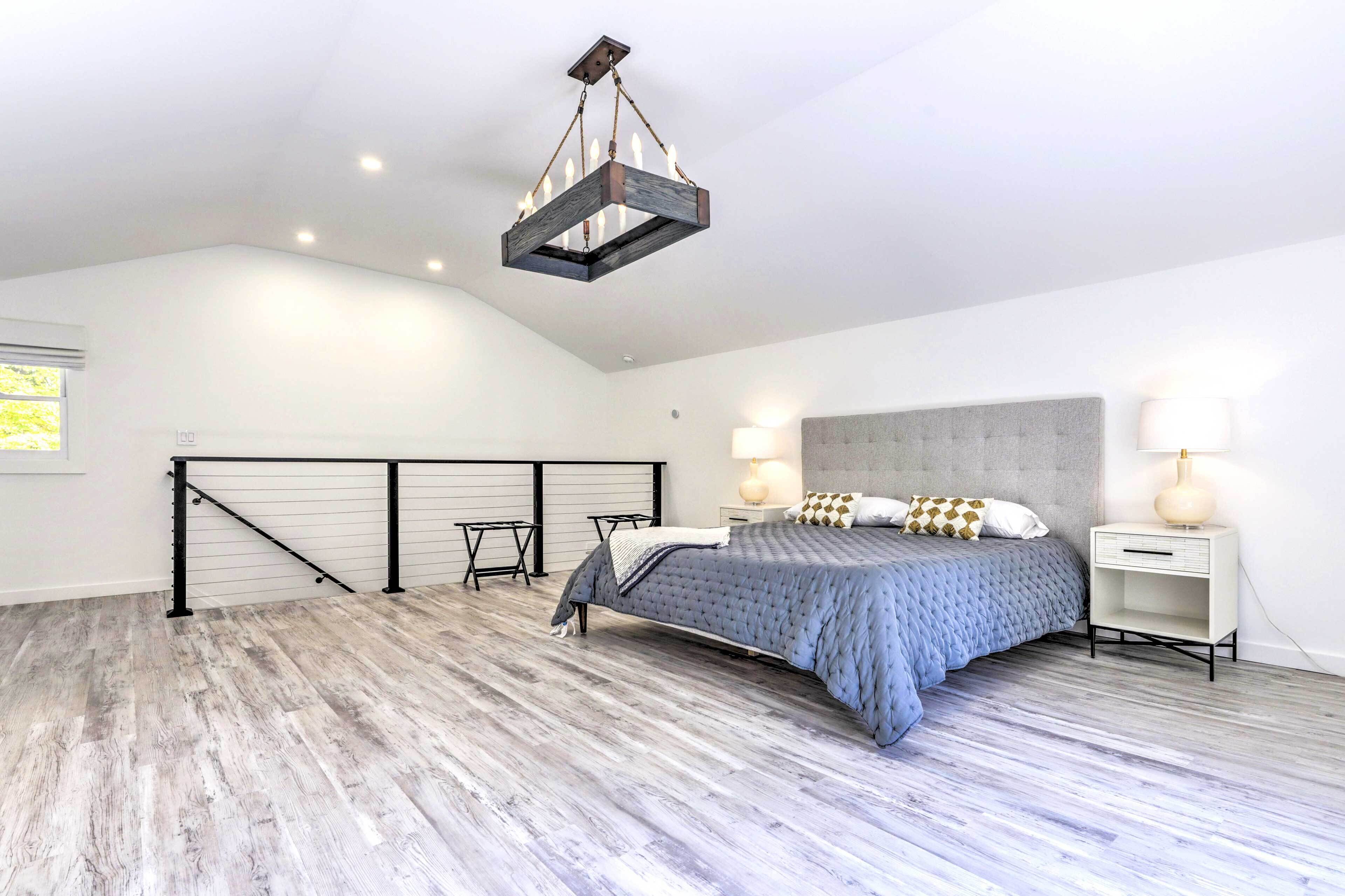 Nhà (2 Bedrooms) | 2 phòng ngủ, bàn, khu vực làm việc phù hợp cho laptop, bộ trải giường 