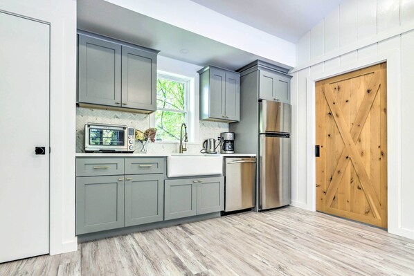 Huis (2 Bedrooms) | Privékeuken | Een microgolfoven, een vaatwasser, kookgerei, borden en bestek