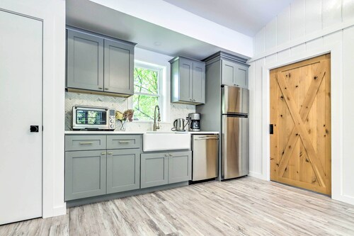 Modern Escape w/ Fire Pit, Near Lake Waramaug