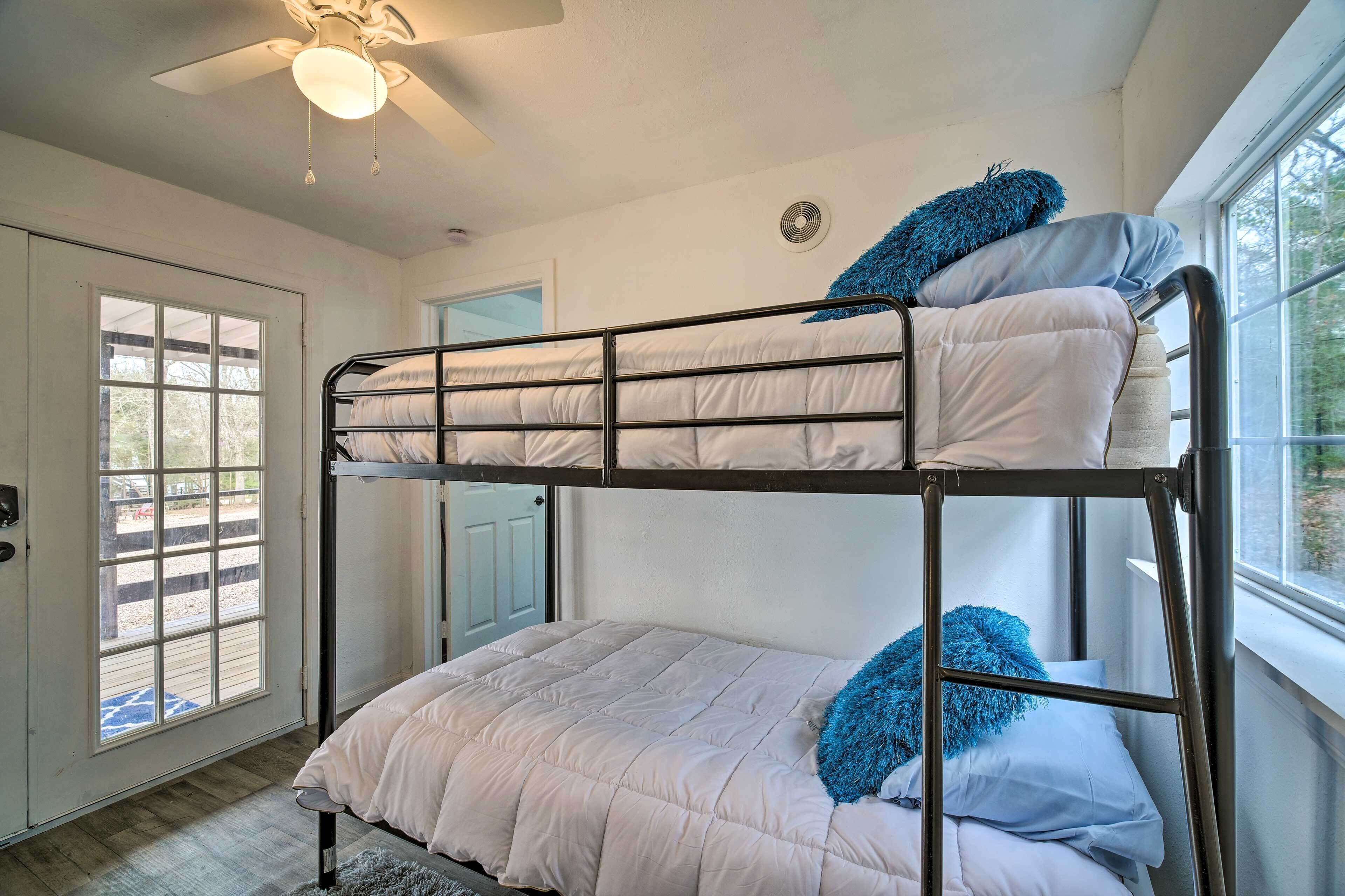 Pet-friendly Apartment ~ 6 Mi to Lake Conroe!