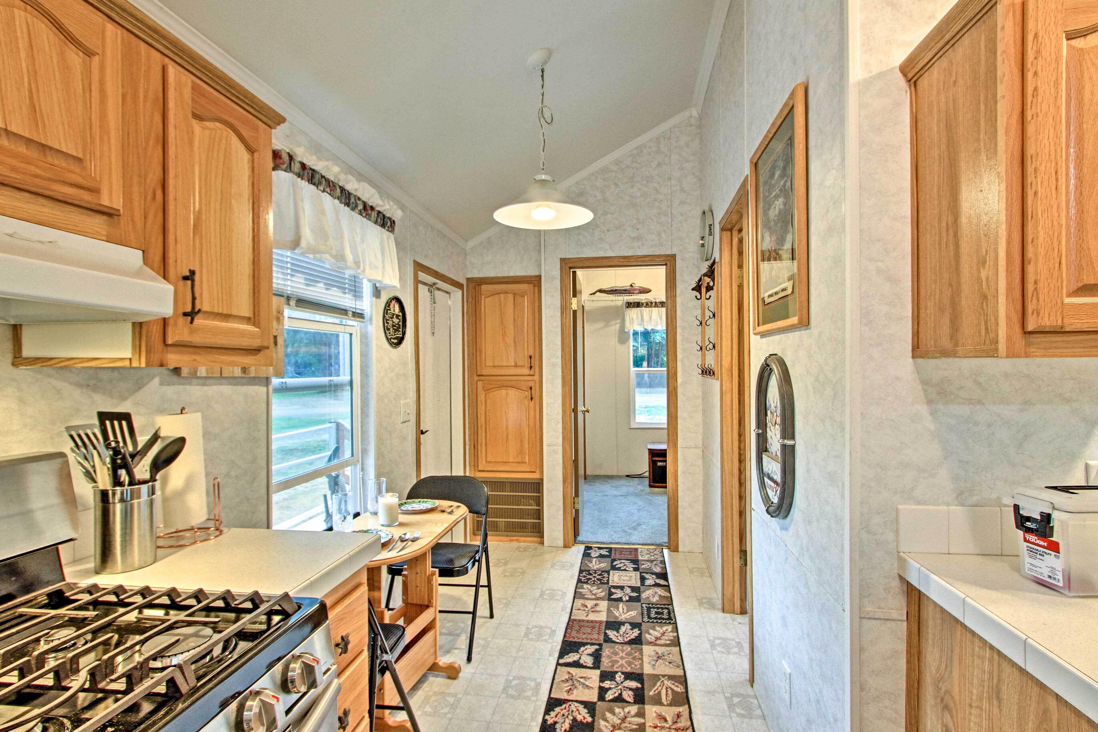 Woodsy Packwood Haven w/ Golf Course Access!