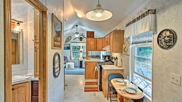 House (1 Bedroom) | Dapur peribadi | Ketuhar gelombang mikro, ketuhar, dapur, pengisar