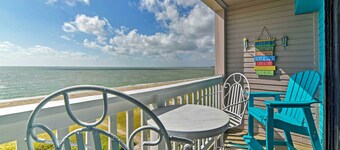 Oceanfront Corpus Christi Condo: Resort Perks!