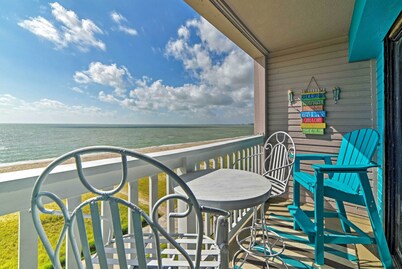 Oceanfront Corpus Christi Condo: Resort Perks!