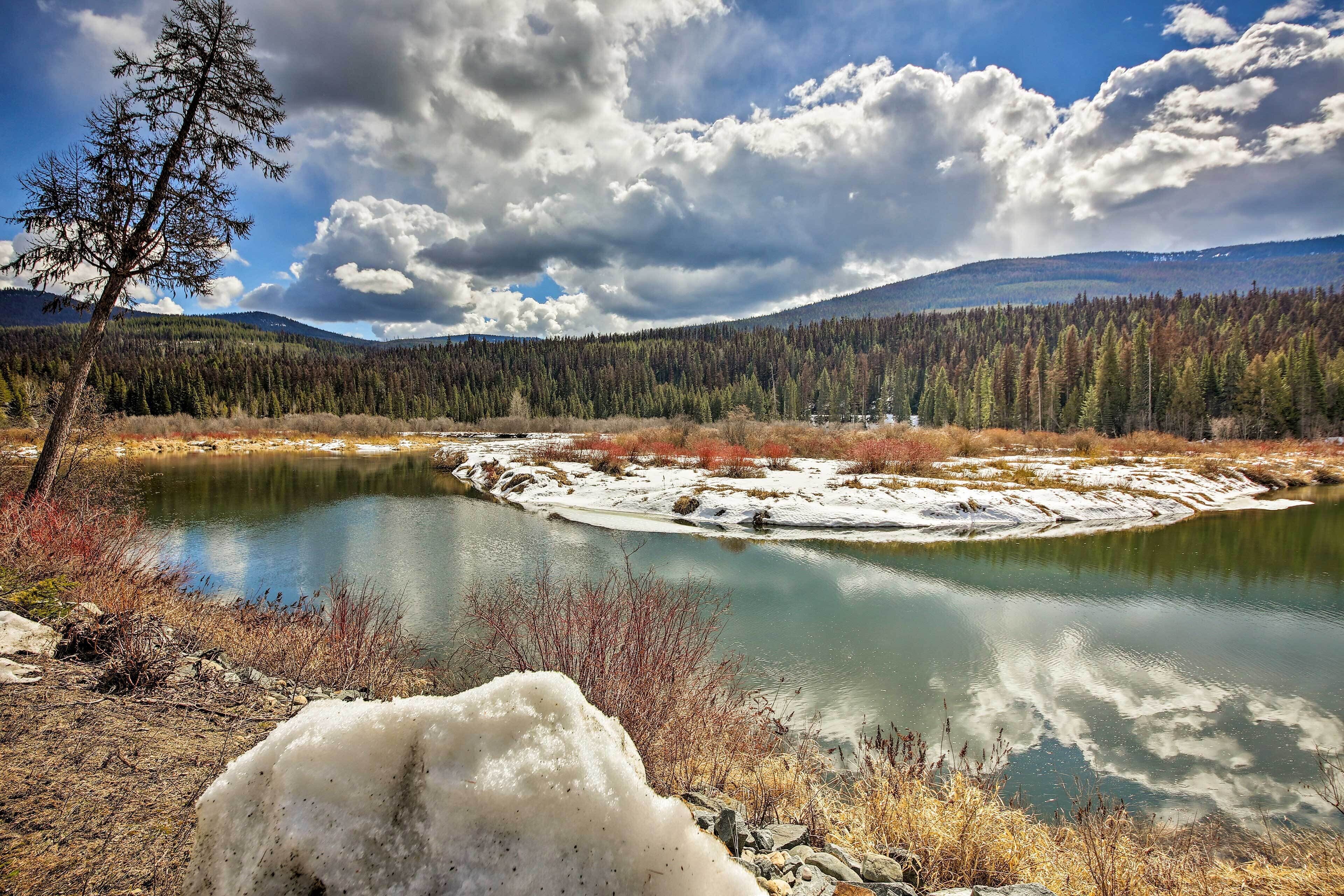 Private 'yaak River Hideaway' w/ Deck & Mtn Views!