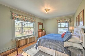 4 bedrooms, desk, laptop workspace, iron/ironing board - Spacious 'old Saguache Manor' - Built in 1914 (Saguache)