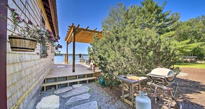 Quaint Oakland Getaway on East Pond Lake!