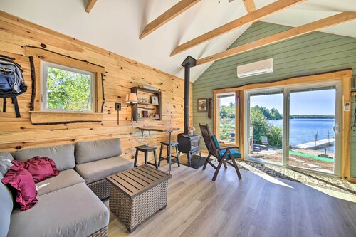 Quaint Oakland Getaway on East Pond Lake!