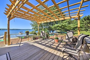 Terrace/patio - Quaint Oakland Getaway on East Pond Lake! (Oakland)