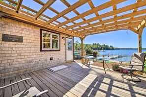 Outdoor dining - Quaint Oakland Getaway on East Pond Lake! (Oakland)