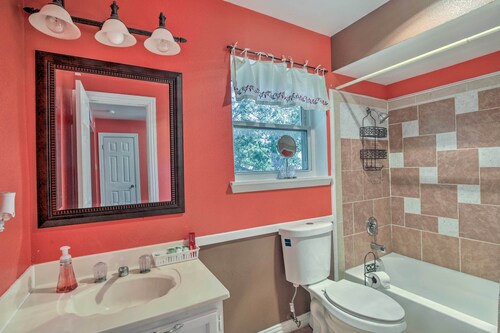 Spacious Home w/ Patio < 16 Mi to Dtwn Dallas