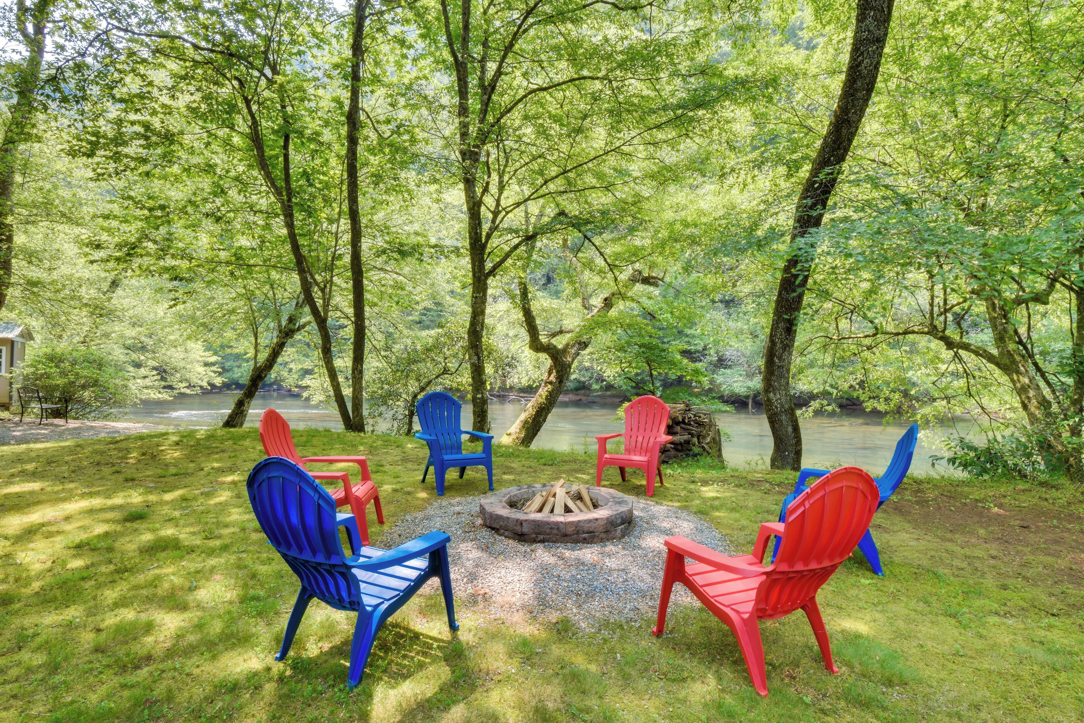 Riverfront Hayesville Retreat: Fishing & Kayaking!