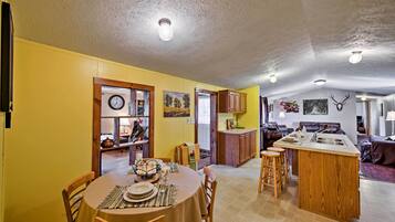 House (3 Bedrooms) | Interior