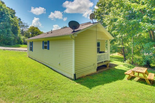 Welcoming Byrdstown Home: Walk to Main St!