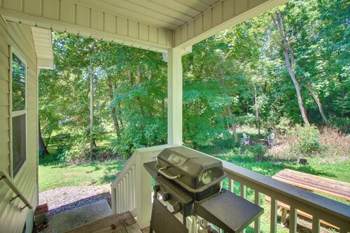 Welcoming Byrdstown Home: Walk to Main St!