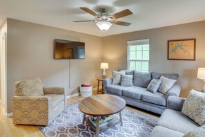 Casa (2 Bedrooms) | Área de sala de estar | Televisión 