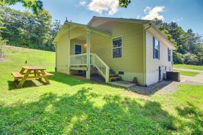 House (2 Bedrooms) | Interior - Welcoming Byrdstown Home: Walk to Main St! (Byrdstown)