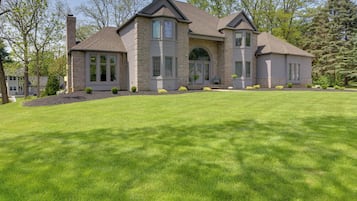 House (4 Bedrooms) | Front of property