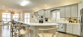 บ้านให้เช่าติดทะเลสาบขนาดใหญ่ที่ Kentucky!