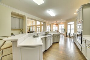 House (5 Bedrooms) | Interior