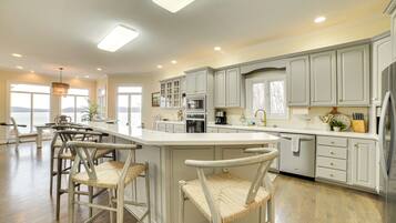 House (5 Bedrooms) | Interior