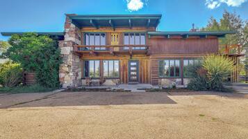 House (6 Bedrooms) | Interior