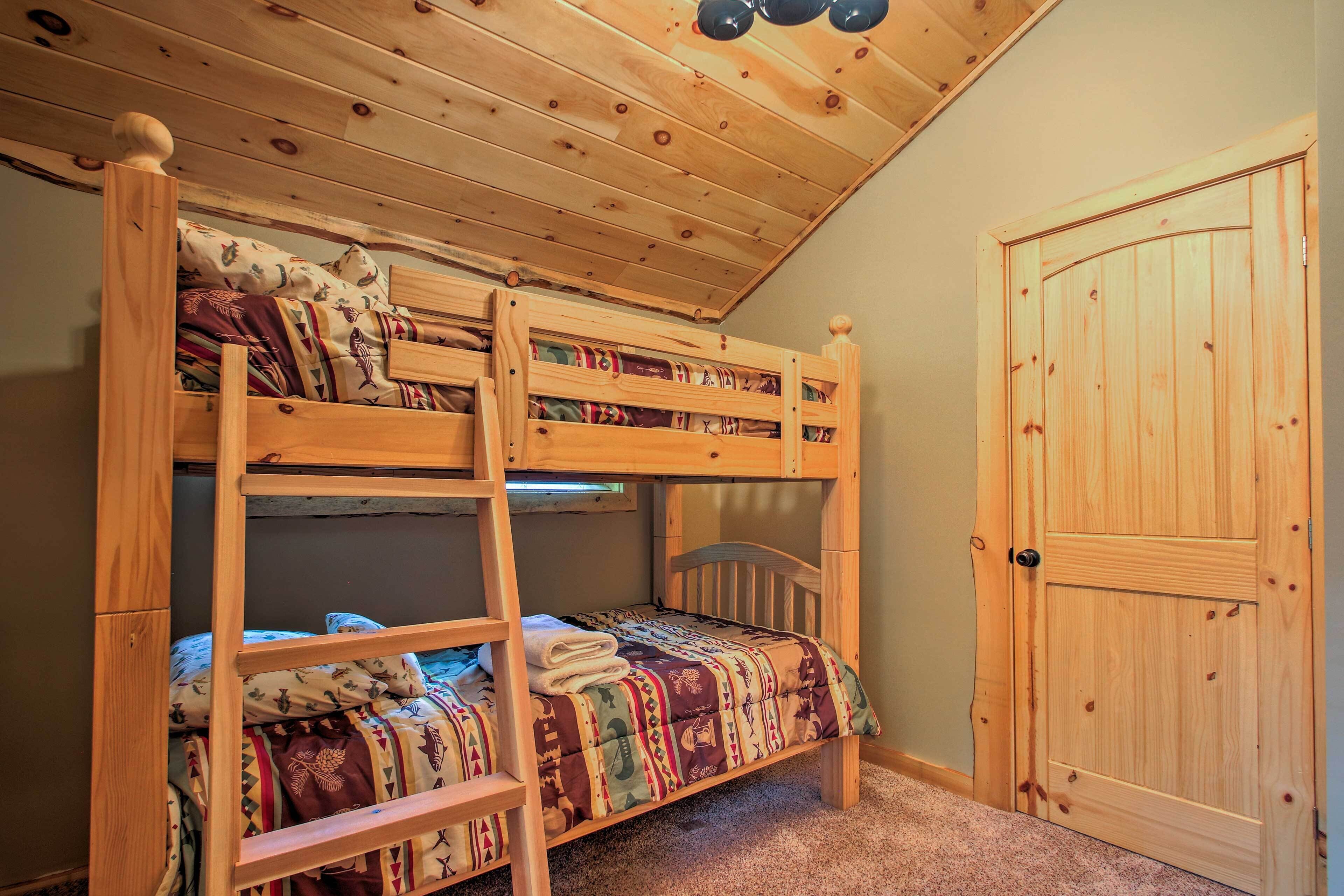Cama litera con cabecera de madera y una puerta a la derecha.