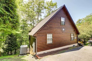 Interior - Sevierville Cabin w/ Hot Tub, Views & Pool Access! (Sevierville)