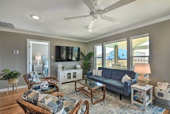 House (3 Bedrooms) | Interior - Surfside Beach Vacation Rental w/ Ocean Views (Freeport)