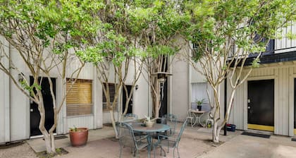 Serene Dallas Condo w/ Pool - Walkable Location!
