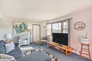 Apartment (2 Bedrooms) | Interior - Williams Bay Getaway w/ Geneva Lake Views! (Williams Bay)