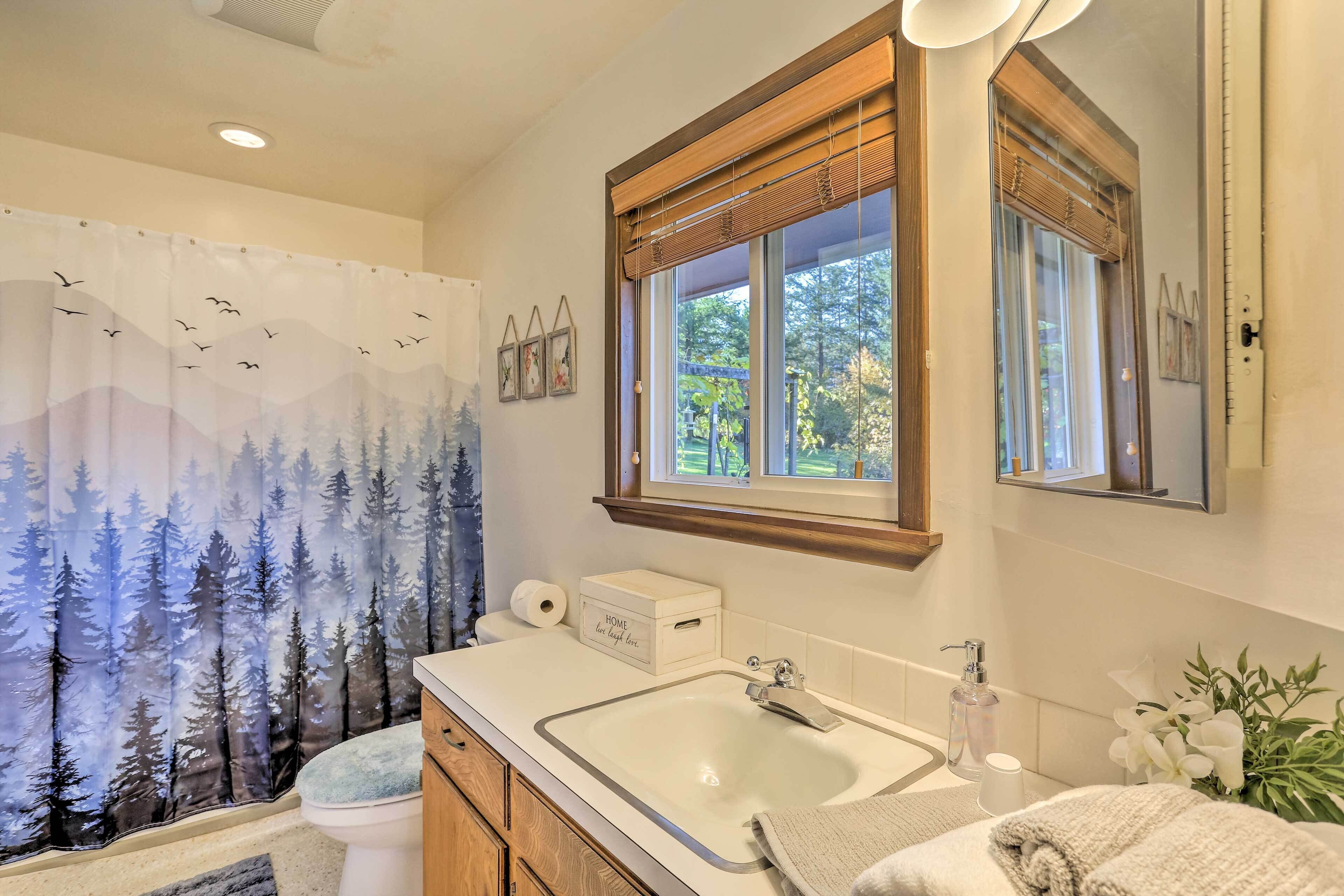 Willow Creek Hideaway w/ Deck, 1 Mi to River!