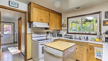 House (3 Bedrooms) | Private kitchen | Microwave, oven, stovetop, dishwasher