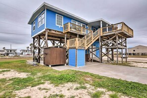 House (2 Bedrooms) | Interior - 1 Block to Surfside Beach: Home w/ Deck! (Freeport)