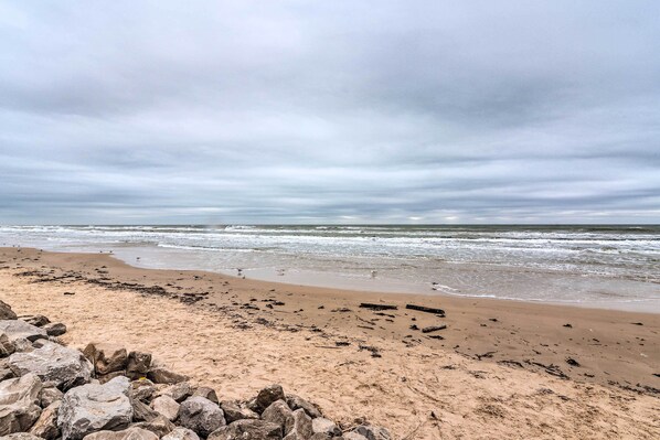 House (2 Bedrooms) | Interior - 1 Block to Surfside Beach: Home w/ Deck! (Freeport)