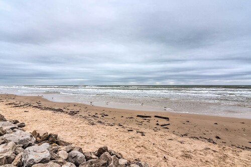 1 Block to Surfside Beach: Home w/ Deck!