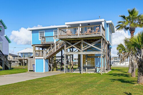 1 Block to Surfside Beach: Home w/ Deck!