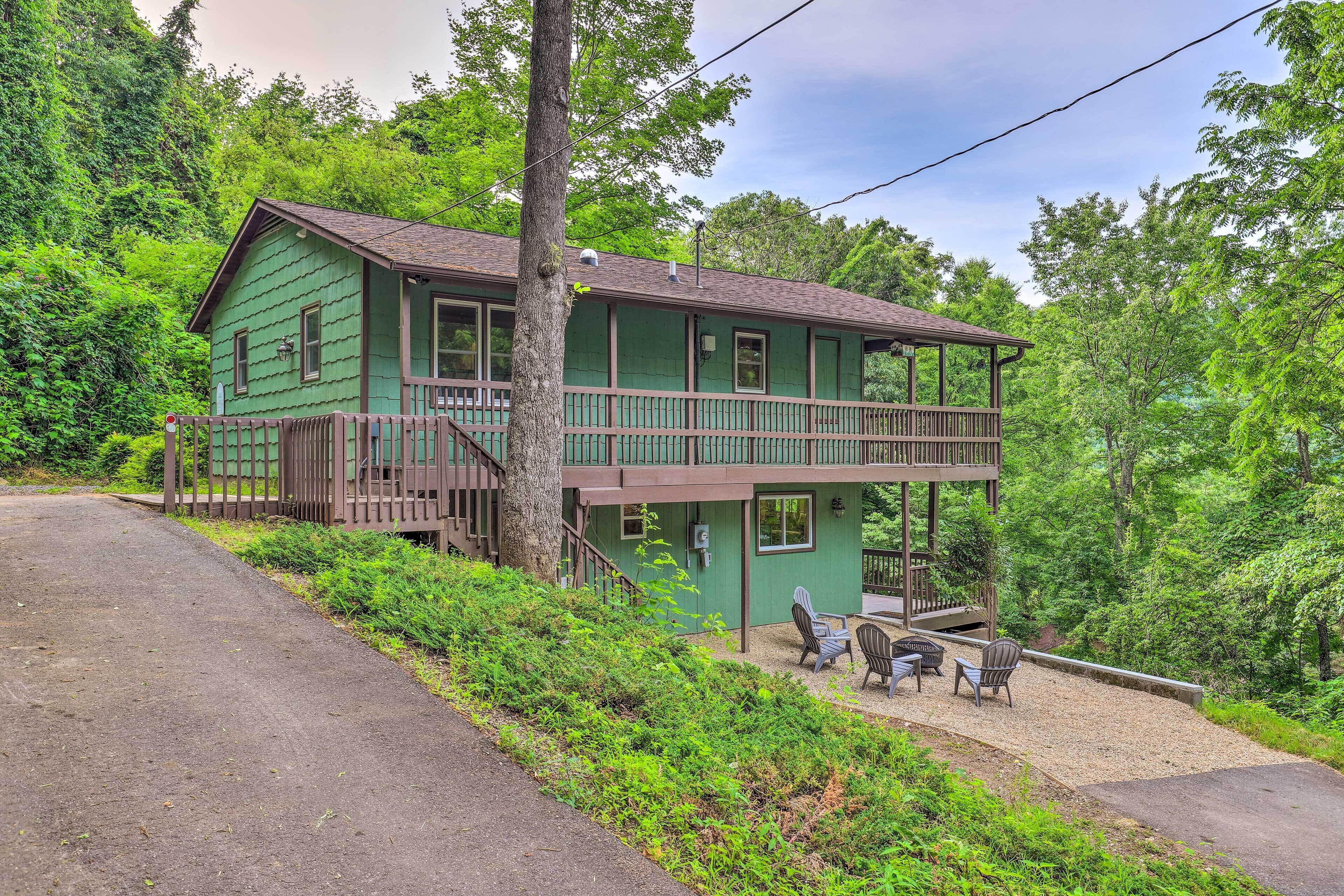 'serenity' Waynesville Home w/ Deck & Fire Pit!