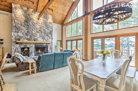 Fachada de la propiedad. Waterfront Lake Tomahawk Cabin w/ Game Room!