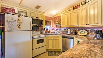 House (3 Bedrooms) | Private kitchen | Microwave, oven, stovetop, dishwasher