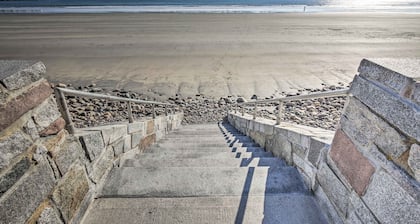 York Beachfront Condo - Steps to Long Sands!