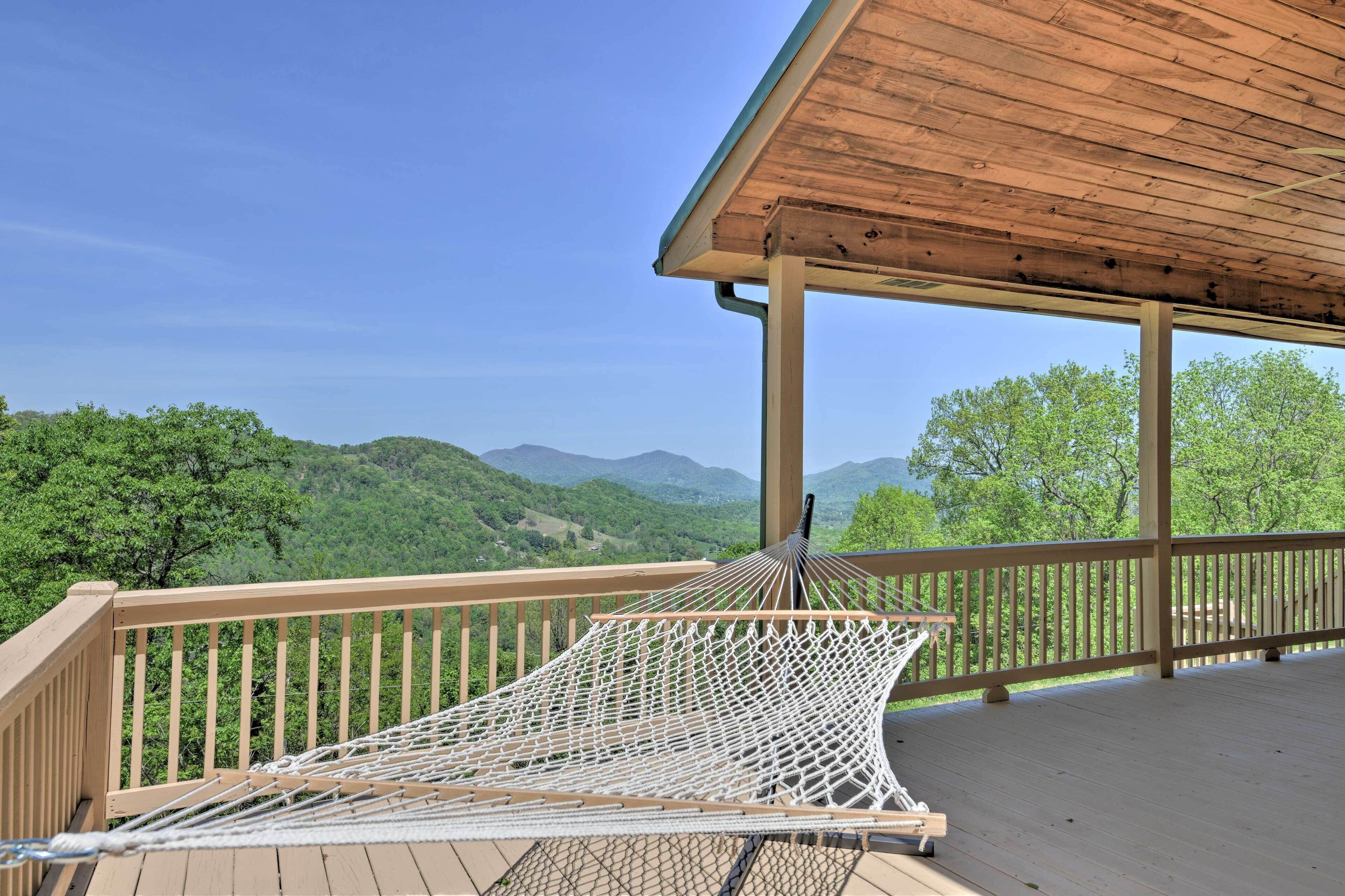 Private Retreat: Breathtaking Mtn Views & Hot Tub!