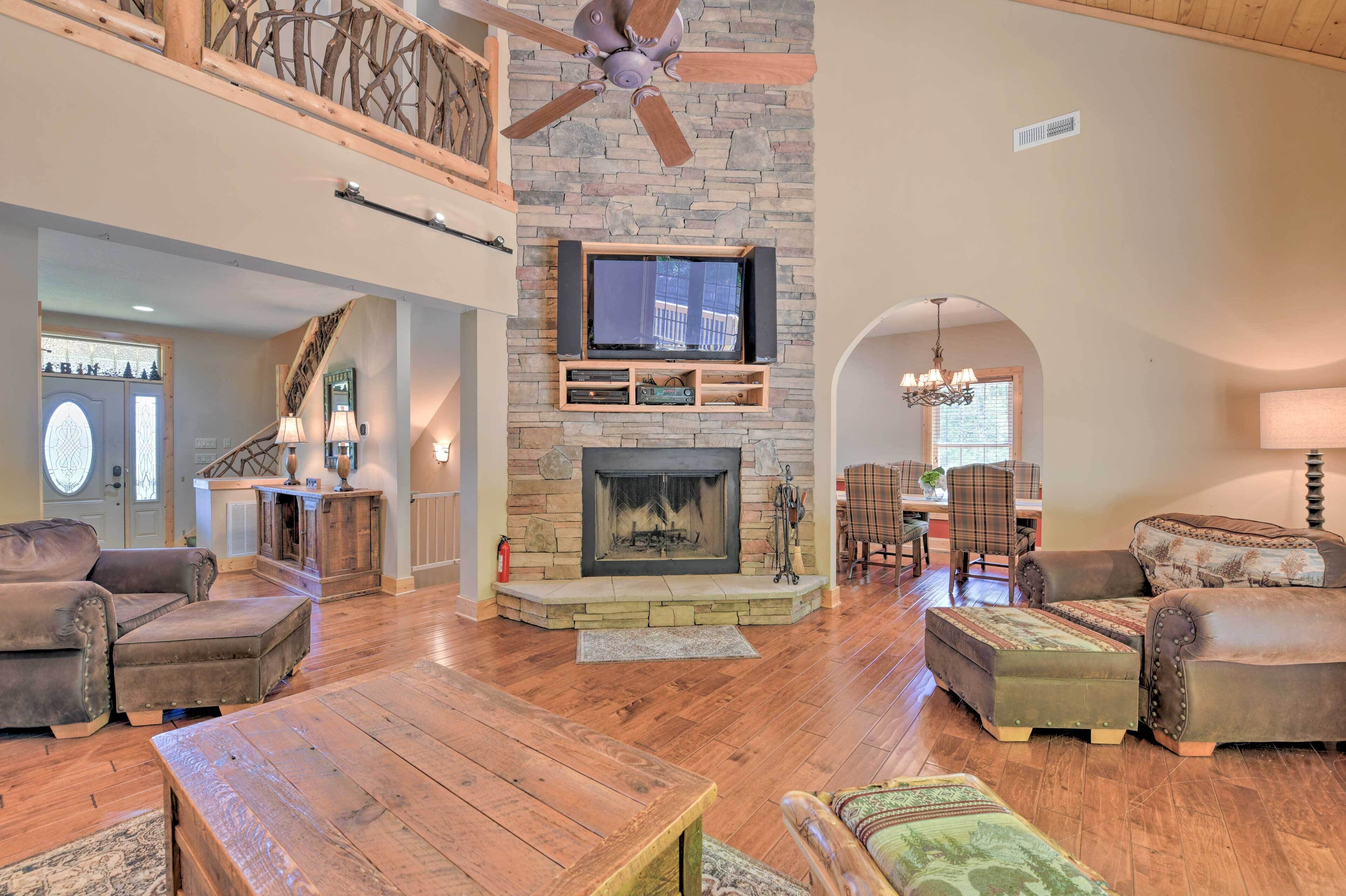 Private Retreat: Breathtaking Mtn Views & Hot Tub!