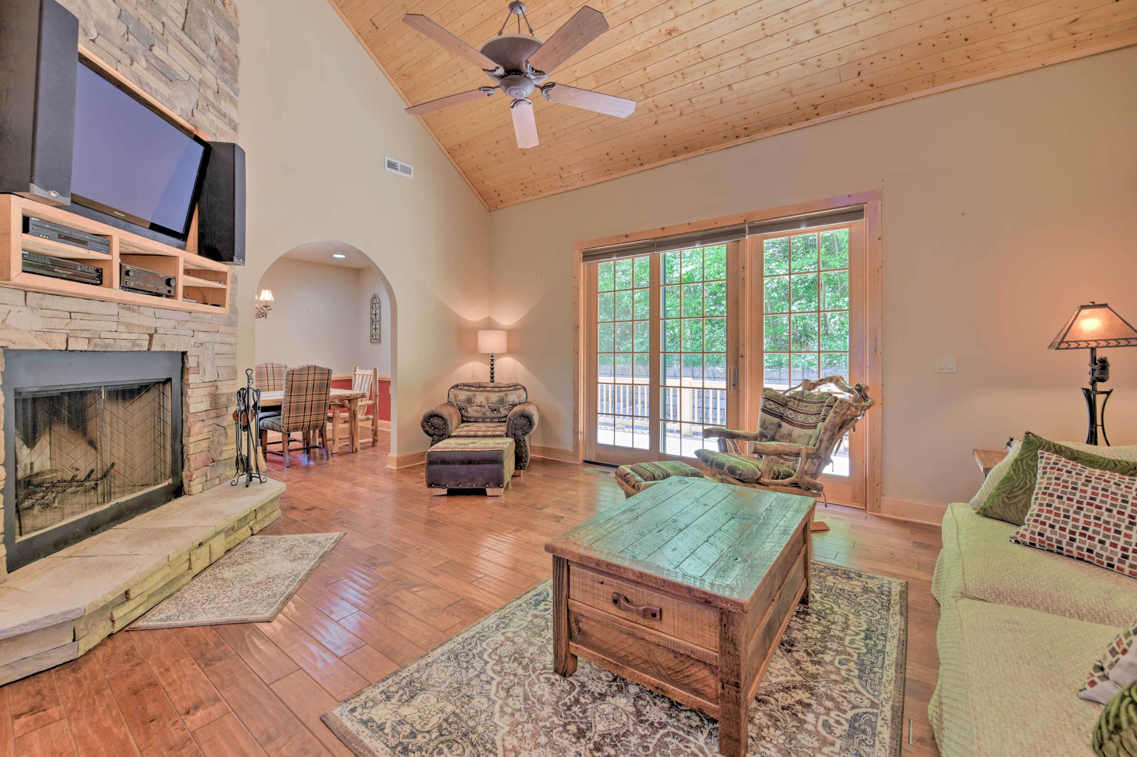 Private Retreat: Breathtaking Mtn Views & Hot Tub!