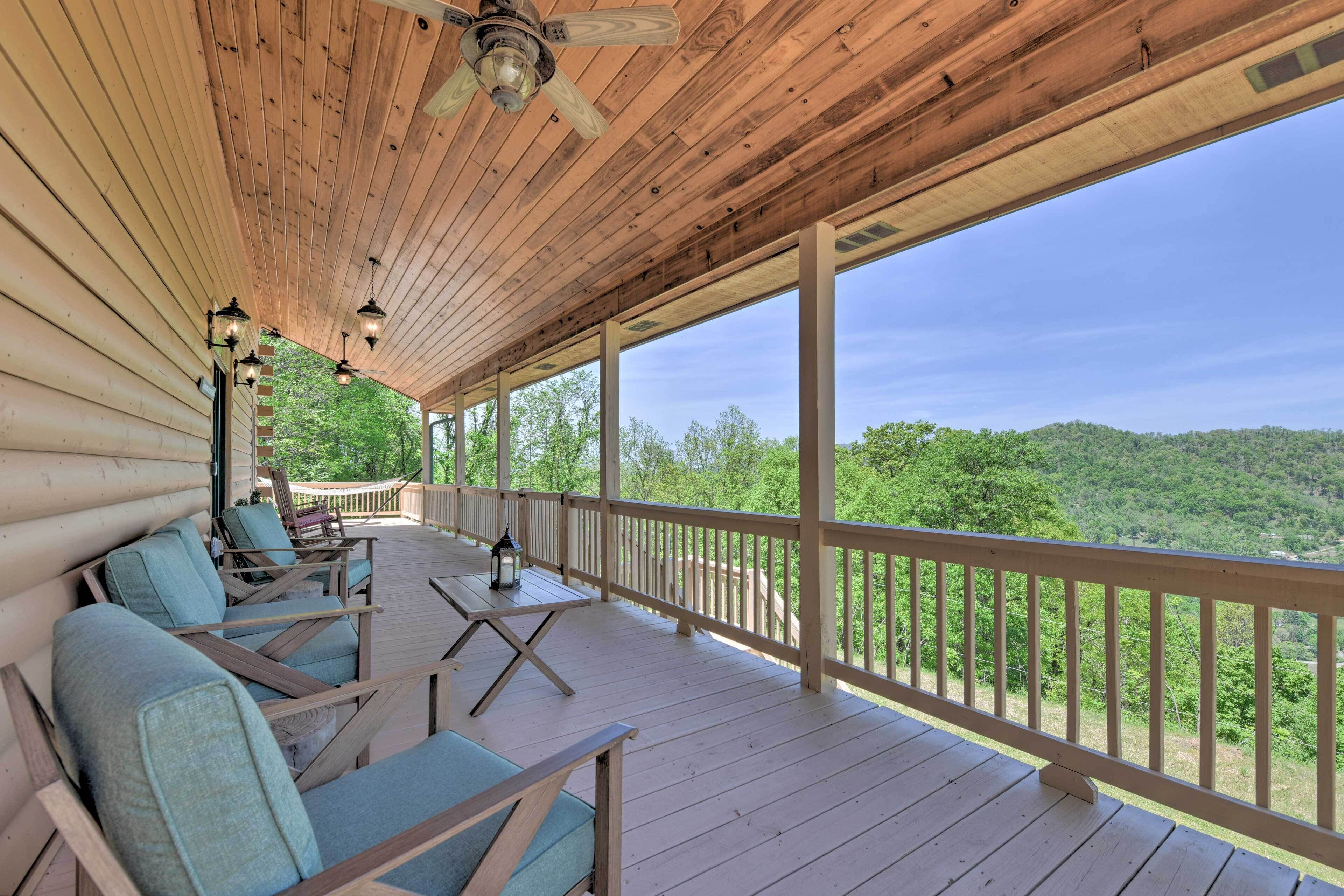 Private Retreat: Breathtaking Mtn Views & Hot Tub!