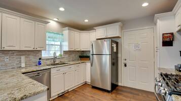 House (6 Bedrooms) | Interior