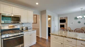 House (6 Bedrooms) | Interior