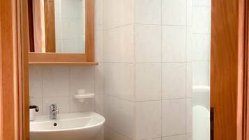 Suihku, hiustenkuivaaja, bidee, pyyhkeet