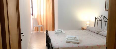 1 bedroom, bed sheets