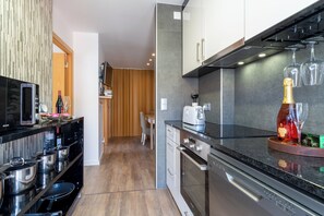 Geladeira, micro-ondas, fogão, cooktop